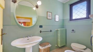 Dusche, Haartrockner, Bidet, Handtücher