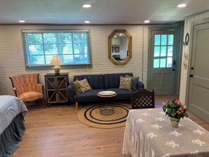 Interior - Perfect 1-bedroom studio on Fort Hill in the National Military  Park. (Vicksburg)