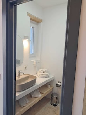 Amenidades de baño gratuitas, secadora de cabello, pantuflas, toallas