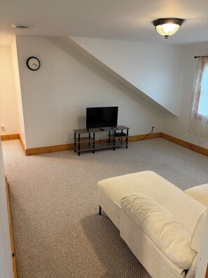 Living area - Serene 2-bedroom apartment in charming Belmar (Belmar)
