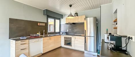 Kylskåp, mikrovågsugn, ugn och spishäll