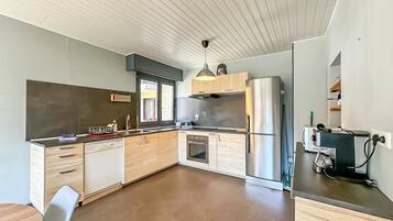 Coffee/tea maker, fridge, microwave, oven