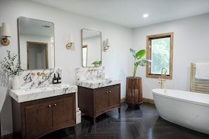 Shower, hair dryer, towels, soap - WORLD CUP NJ-Luxe Family & Group Mins to Train & Spa-Sleeps 12+ (Mountainside)