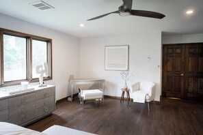 5 bedrooms, iron/ironing board, Internet, bed sheets - WORLD CUP NJ-Luxe Family & Group Mins to Train & Spa-Sleeps 12+ (Mountainside)