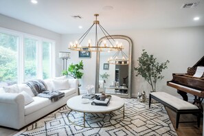 Living area - WORLD CUP NJ-Luxe Family & Group Mins to Train & Spa-Sleeps 12+ (Mountainside)