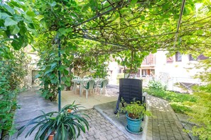 Outdoor dining - Vrbo Property (AIX LES BAINS)