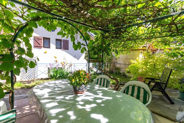 Outdoor dining - Vrbo Property (AIX LES BAINS)