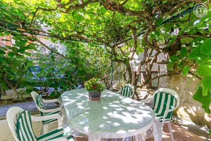 Outdoor dining - Vrbo Property (AIX LES BAINS)