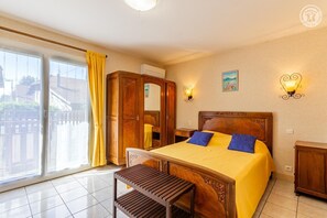 Room - Vrbo Property (AIX LES BAINS)