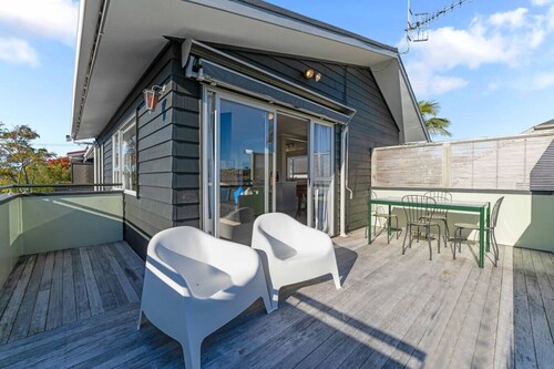 St Heliers 2BR Escape with Views & Parking