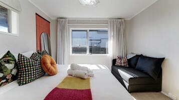 Tabla de planchar con plancha, wifi y ropa de cama