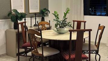 Apartment, 3 Bedrooms | Dining room