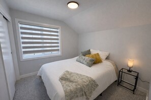 2 bedrooms, travel cot, free WiFi, bed sheets - Completely Private 2 Bed Rome Themed Home 15mins - YEG Airport! Sleeps 4! SW YEG (Edmonton)