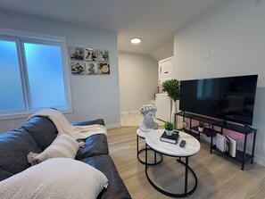 Smart TV, books - Completely Private 2 Bed Rome Themed Home 15mins - YEG Airport! Sleeps 4! SW YEG (Edmonton)