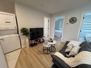 2 bedrooms, travel cot, free WiFi, bed sheets - Completely Private 2 Bed Rome Themed Home 15mins - YEG Airport! Sleeps 4! SW YEG (Edmonton)
