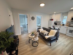 Smart TV, books - Completely Private 2 Bed Rome Themed Home 15mins - YEG Airport! Sleeps 4! SW YEG (Edmonton)