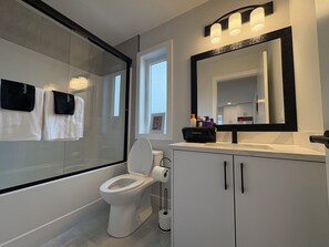Hair dryer, towels, shampoo, toilet paper - Completely Private 2 Bed Rome Themed Home 15mins - YEG Airport! Sleeps 4! SW YEG (Edmonton)