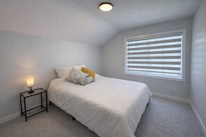 2 bedrooms, travel cot, free WiFi, bed sheets - Completely Private 2 Bed Rome Themed Home 15mins - YEG Airport! Sleeps 4! SW YEG (Edmonton)
