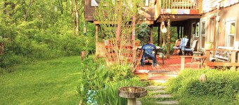 SUPERB VILLAGE LOCATION!! SWEET APARTMENT w/PRIVATE DECK in historic district