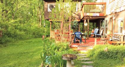 SUPERB VILLAGE LOCATION!! SWEET APARTMENT w/PRIVATE DECK in historic district