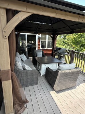 Outdoor dining - Luxury Lake Cabin - 20 min to Elk Mountain (Factoryville)