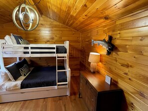 Iron/ironing board, WiFi, bed sheets - Luxury Lake Cabin - 20 min to Elk Mountain (Factoryville)