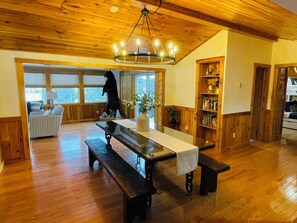 Dining - Luxury Lake Cabin - 20 min to Elk Mountain (Factoryville)