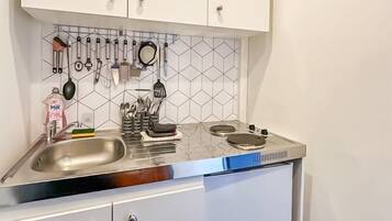 Coffee/tea maker, fridge, microwave, oven