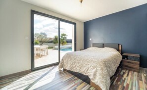 Tabla de planchar con plancha, wifi y ropa de cama 