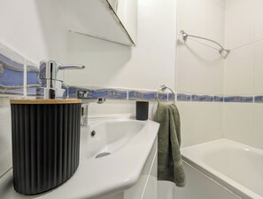 Een haardroger, handdoeken, zeep, toiletpapier