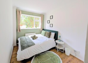 Een strijkplank/strijkijzer, wifi, beddengoed