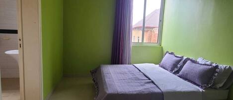3 habitaciones, tabla de planchar con plancha, internet y ropa de cama