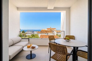 Outdoor dining - Loani Terra• Boho Apartment 2 Min to Beach • Cozy (Podstrana - Sv. Martin)