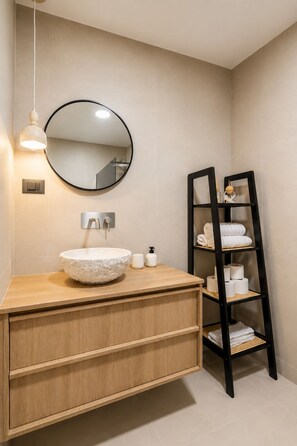 Hair dryer, towels, soap, toilet paper - Loani Terra• Boho Apartment 2 Min to Beach • Cozy (Podstrana - Sv. Martin)