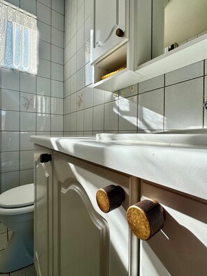 Een douche, een haardroger, handdoeken, zeep