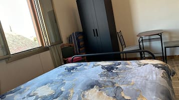 1 slaapkamer, een strijkplank/strijkijzer, gratis wifi, beddengoed
