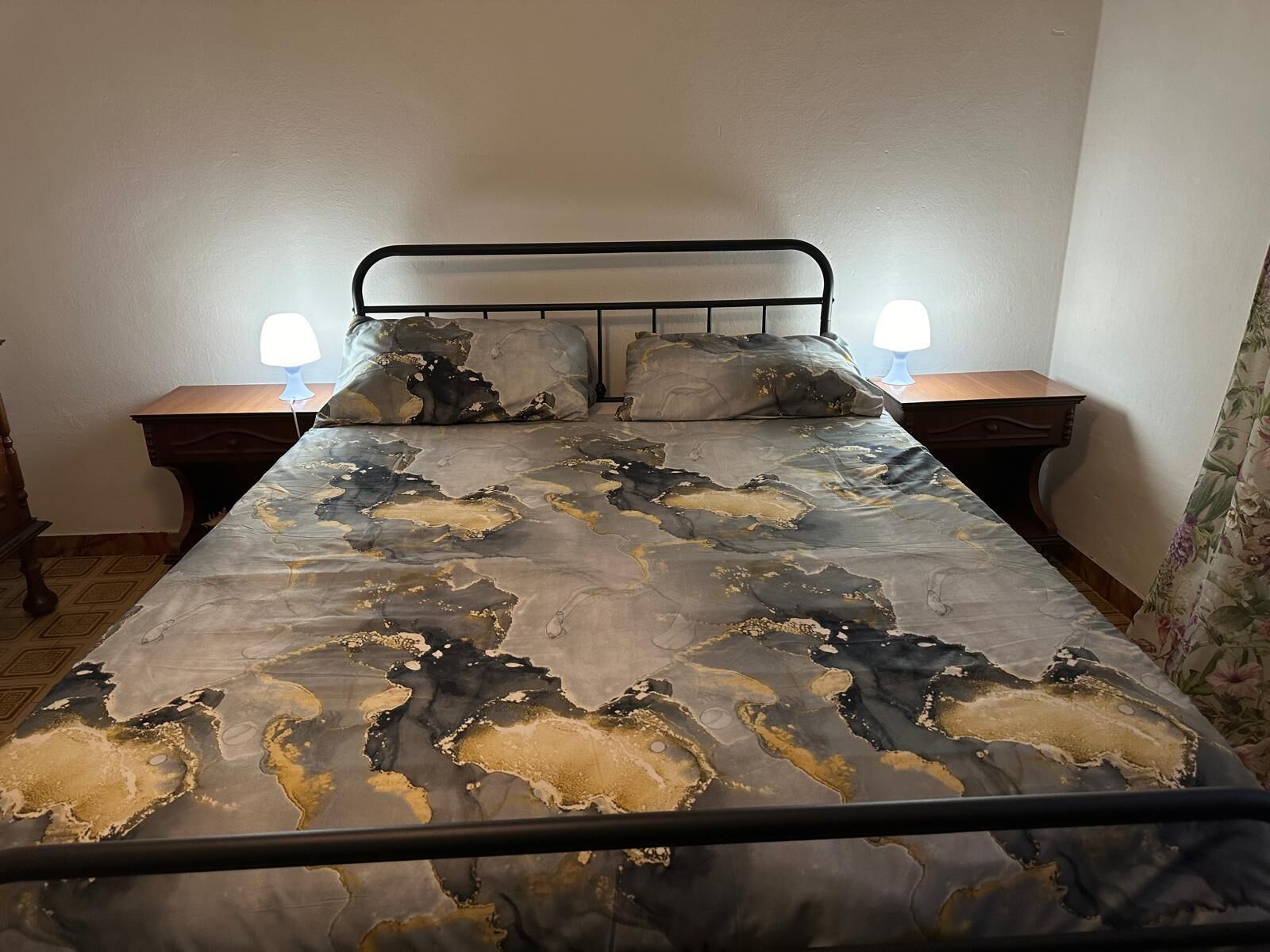 1 slaapkamer, een strijkplank/strijkijzer, gratis wifi, beddengoed
