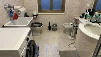 Dusche, Haartrockner, Bidet, Handtücher