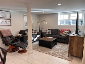 Living area - Spacious 2-bedroom apartment with AC in Barnstable (Barnstable)