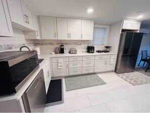 Private kitchen - Spacious 2-bedroom apartment with AC in Barnstable (Barnstable)