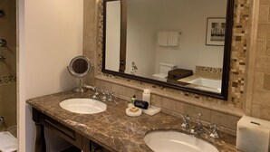 A bathroom with two sinks, a large mirror, and a wall-mounted light fixture. - Cozy studio condo located in fabulous Aspen (Aspen)