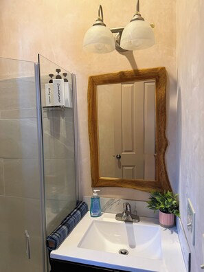 Shower, hair dryer, towels, soap - Charming Desert- 1-bedroom studio with AC in Casa Grande (Casa Grande)