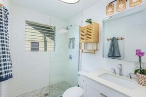 Shower, hair dryer, towels, soap - RIGHT ON THE BEACH! Renovated oceanfront two bed townhouse on Kapaa's best beach (Kapaʻa)