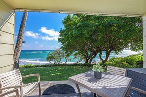 Outdoor dining - RIGHT ON THE BEACH! Renovated oceanfront two bed townhouse on Kapaa's best beach (Kapaʻa)