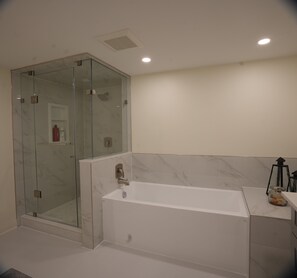Shower, hair dryer, towels, soap - Cozy 2 Bedroom Apartment near Heartland (Mississauga)