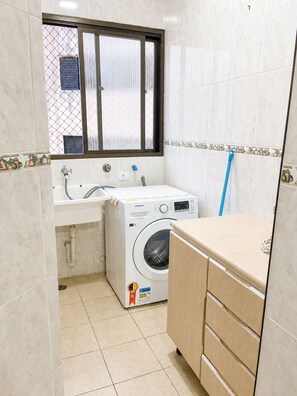 Interior - Your perfect retreat in Guarujá, just steps from the sea. (Guarujá)