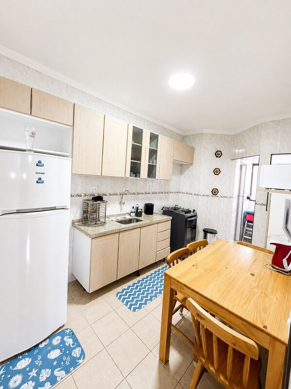 Private kitchen - Your perfect retreat in Guarujá, just steps from the sea. (Guarujá)