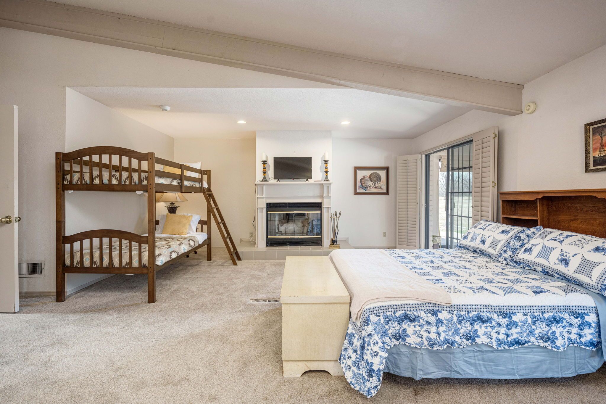 4 bedrooms, desk, iron/ironing board, travel crib