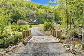 Property grounds - The Brown Bear Lodge Creek side & family friendly with hot tub! (Bedford)