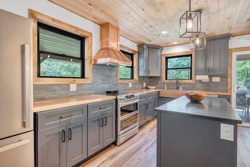 The Brown Bear Lodge Creek side & family friendly with hot tub!